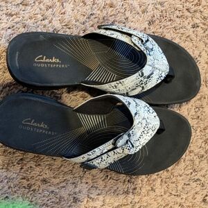 Clarks Women's Black and Cream Sandals